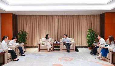 Si Peng Hao, Kalihim ng Partido at Pangulo ng Zhejiang Branch ng Export-Import Bank of China, ay bumisita sa Tongkun para sa pananaliksik.